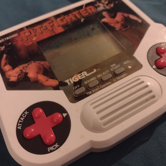 Vintage 1988 Tiger Electronics Pit Fighter Handheld Digital Game - Picture 6 of 7